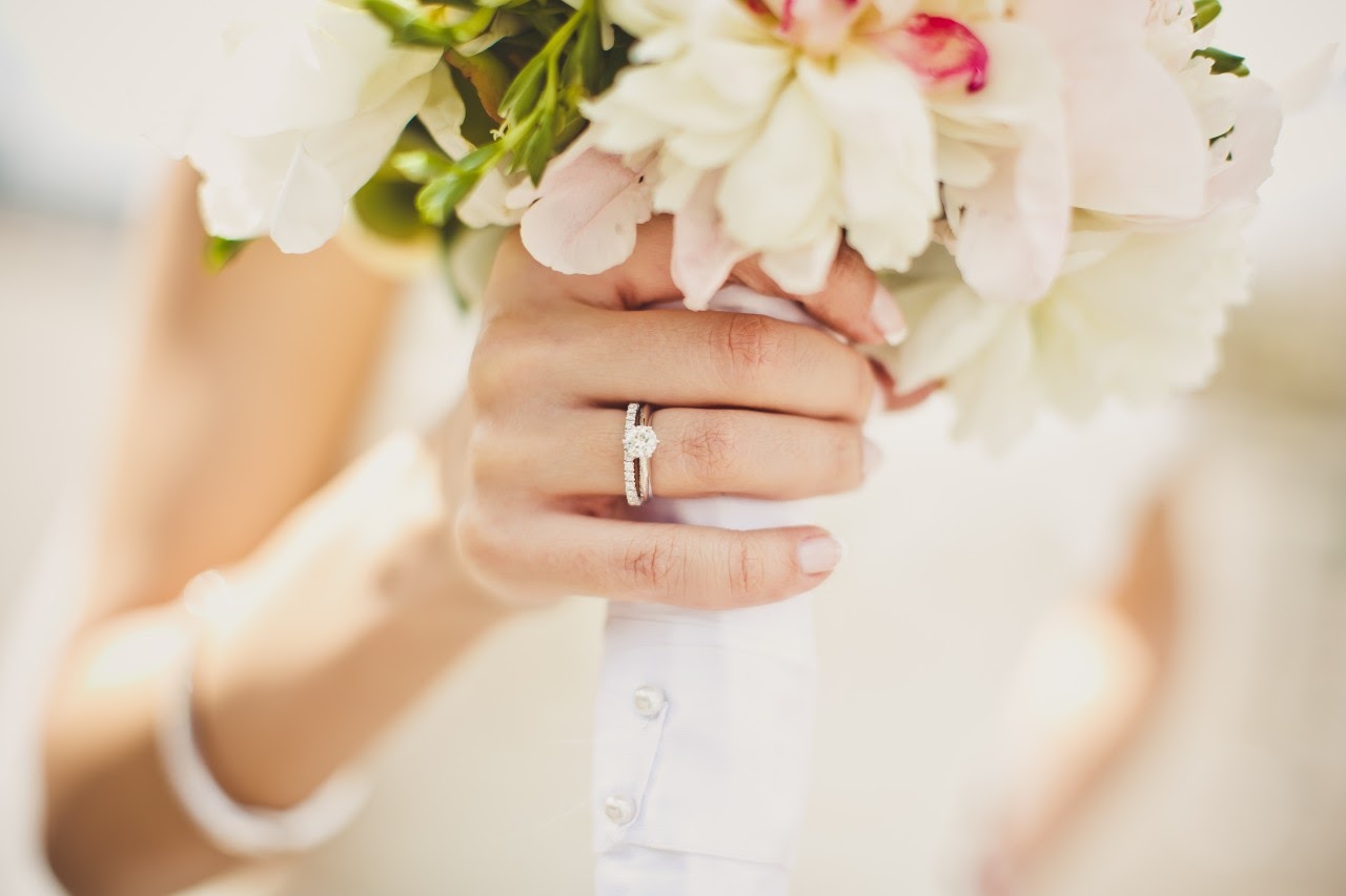 how-to-wear-your-wedding-ring-and-engagement