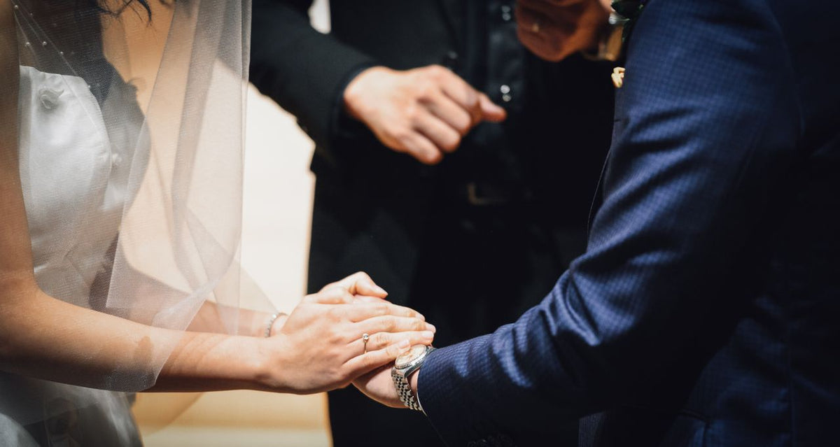 POPULAR WEDDING BAND DESIGNERS WITH GOLD RINGS FOR WOMEN
